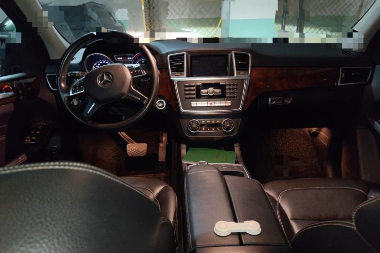 Used Mercedes-Benz M-Class 2014 ML 400 4MATIC Dynamic Model Center Console