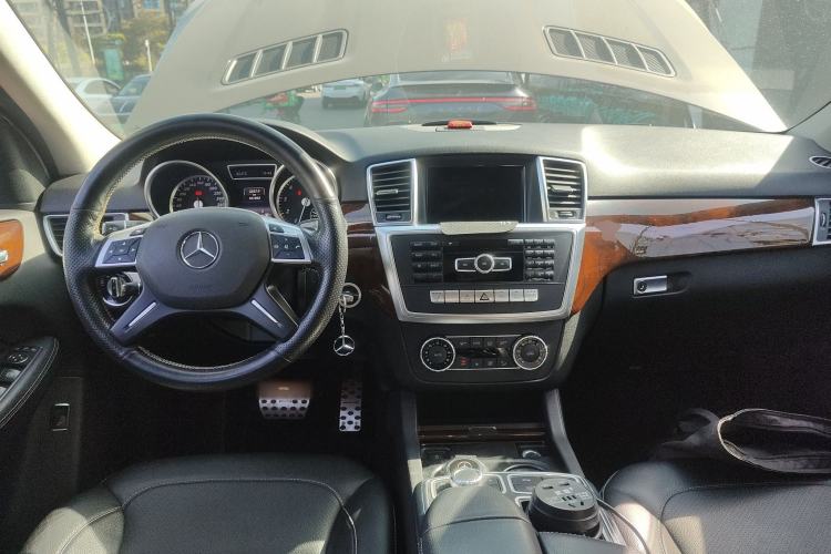 Used Mercedes-Benz M-Class 2014 ML 400 4MATIC Dynamic Model Center Console