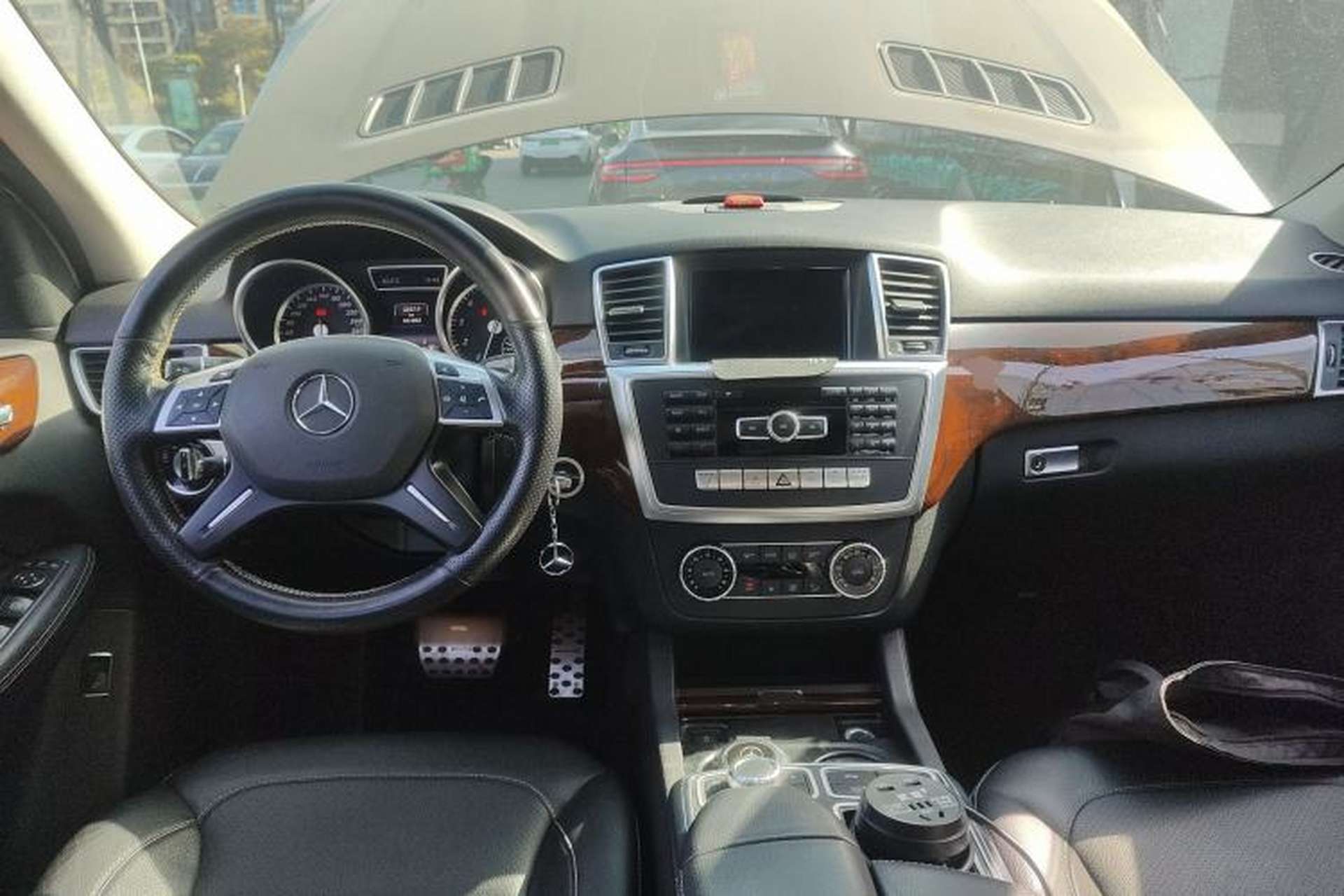 Used Mercedes-Benz M-Class 2014 ML 400 4MATIC Dynamic Model Center Console
