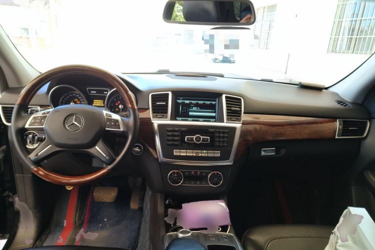 Used Mercedes-Benz M-Class 2014 ML 400 4MATIC Dynamic Model Center Console