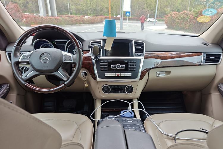 Used Mercedes-Benz M-Class 2014 ML 400 4MATIC Luxury Model Center Console