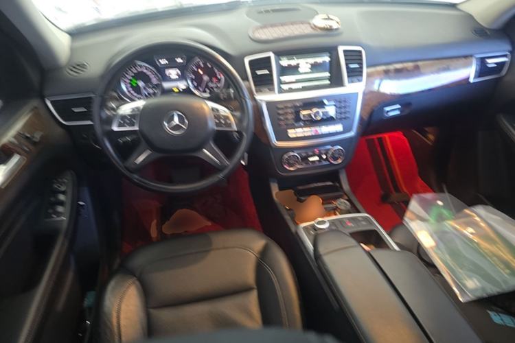 Used Mercedes-Benz M-Class 2014 ML 400 4MATIC Dynamic Model Center Console