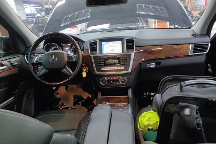 Used Mercedes-Benz M-Class 2014 ML 400 4MATIC Luxury Model Center Console