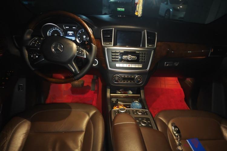 Used Mercedes-Benz M-Class 2014 ML 400 4MATIC Luxury Model Center Console