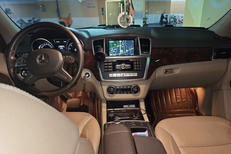 Used Mercedes-Benz M-Class 2014 ML 400 4MATIC Dynamic Model Center Console