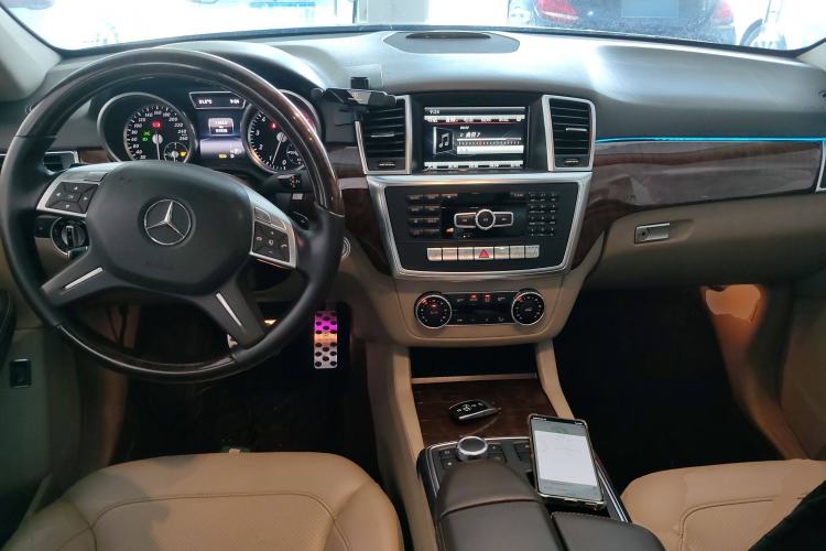 Used Mercedes-Benz M-Class 2014 ML 400 4MATIC Dynamic Model Center Console