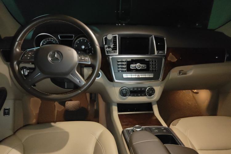Used Mercedes-Benz M-Class 2014 ML 400 4MATIC Dynamic Model Center Console