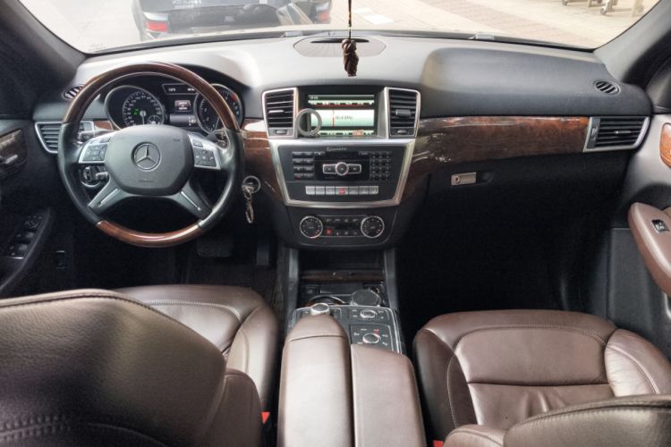 Used Mercedes-Benz M-Class 2014 ML 400 4MATIC Luxury Model Center Console