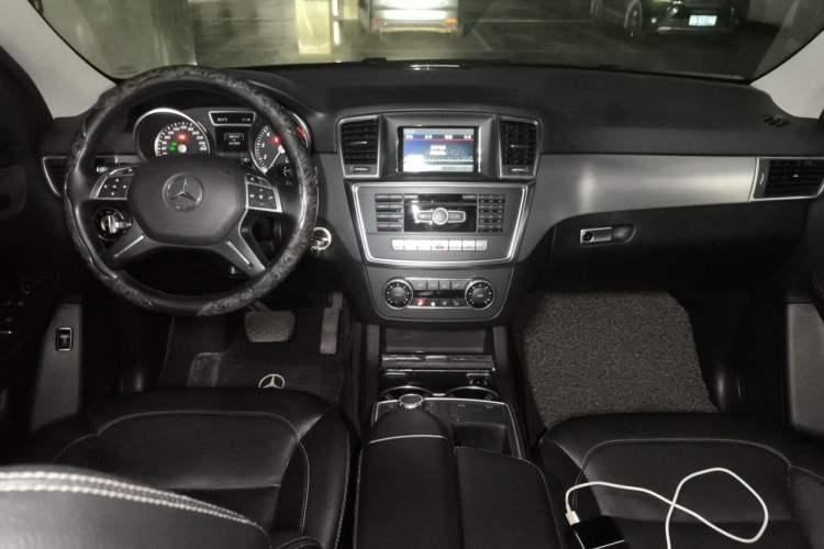 Used Mercedes-Benz M-Class 2014 ML 320 4MATIC Center Console