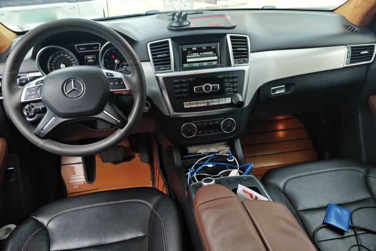 Used Mercedes-Benz M-Class 2014 ML 320 4MATIC Center Console