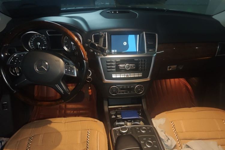 Used Mercedes-Benz M-Class 2014 ML 400 4MATIC Luxury Model Center Console