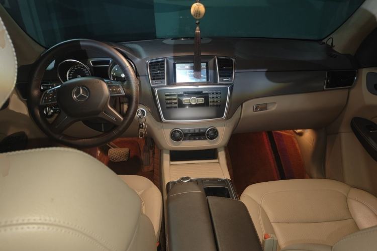 Used Mercedes-Benz M-Class 2014 ML 320 4MATIC Center Console