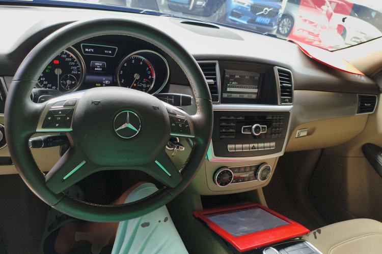 Used Mercedes-Benz M-Class 2014 ML 320 4MATIC Center Console