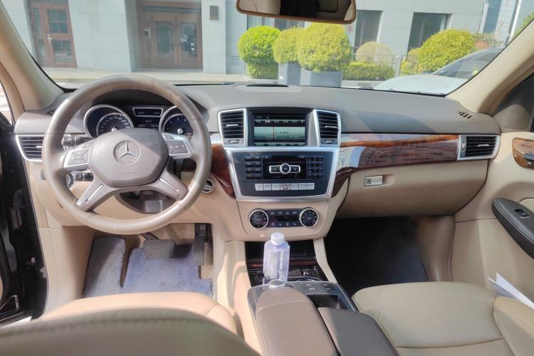 Used Mercedes-Benz M-Class 2014 ML 400 4MATIC Dynamic Model Center Console