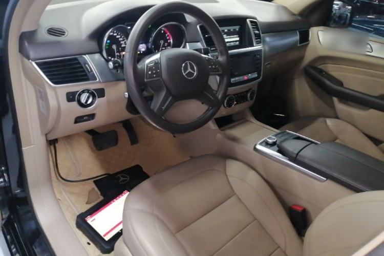 Used Mercedes-Benz M-Class 2014 ML 320 4MATIC Center Console