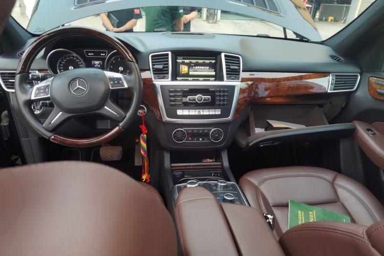 Used Mercedes-Benz M-Class 2014 ML 400 4MATIC Luxury Model Center Console
