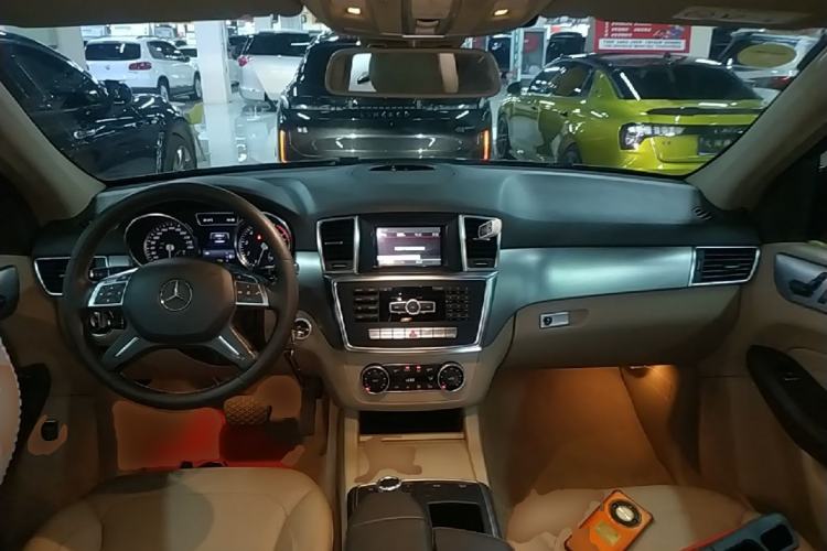 Used Mercedes-Benz M-Class 2014 ML 320 4MATIC Center Console