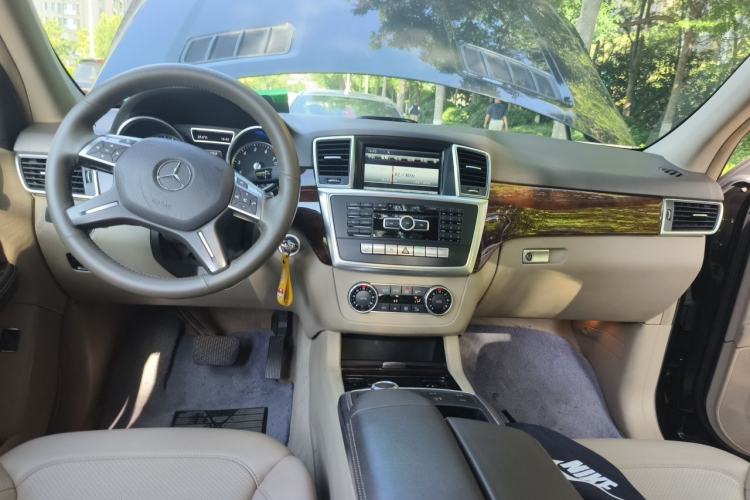 Used Mercedes-Benz M-Class 2014 ML 400 4MATIC Dynamic Model Center Console