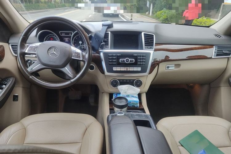 Used Mercedes-Benz M-Class 2014 ML 400 4MATIC Dynamic Model Center Console