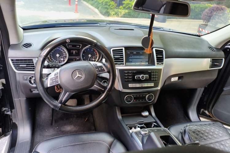 Used Mercedes-Benz M-Class 2014 ML 320 4MATIC Center Console