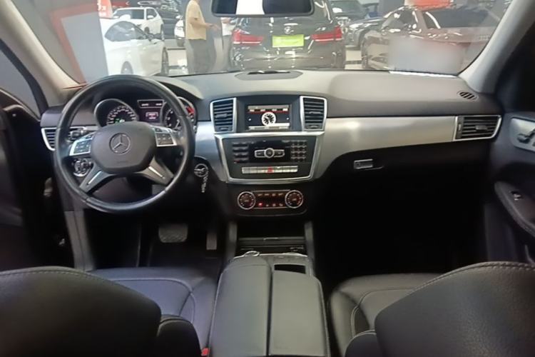 Used Mercedes-Benz M-Class 2014 ML 320 4MATIC Center Console