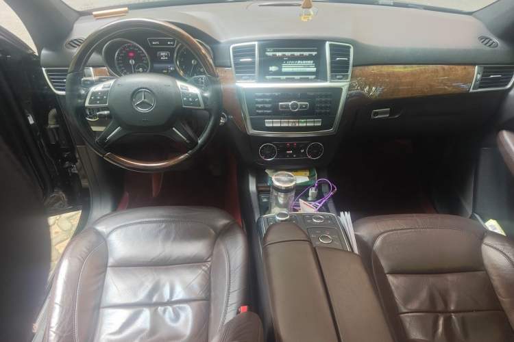 Used Mercedes-Benz M-Class 2014 ML 400 4MATIC Luxury Model Center Console