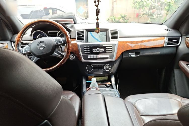 Used Mercedes-Benz M-Class 2014 ML 400 4MATIC Luxury Model Center Console