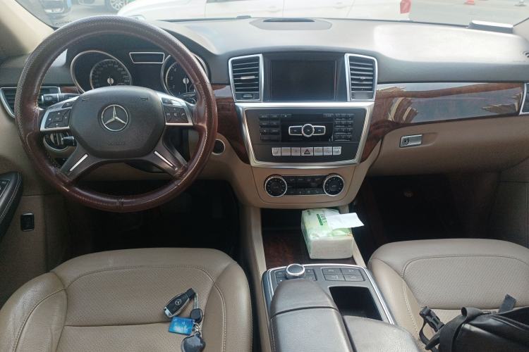 Used Mercedes-Benz M-Class 2014 ML 400 4MATIC Dynamic Model Center Console
