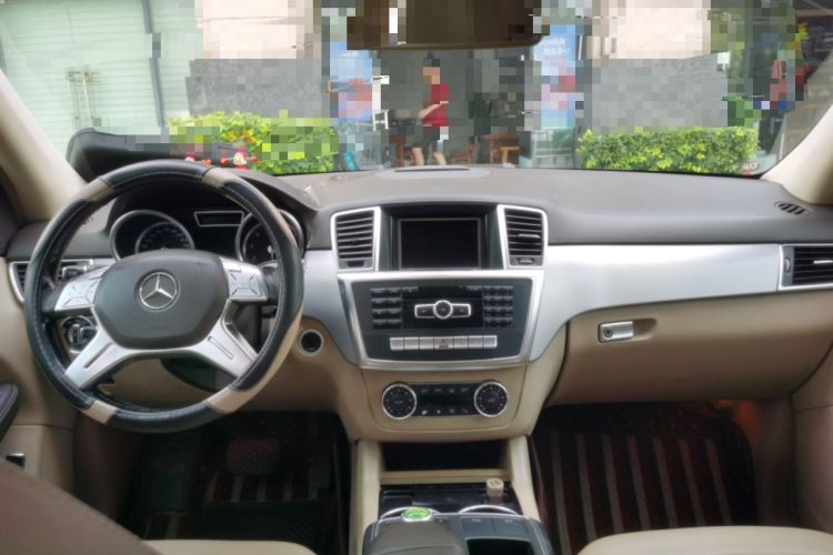 Used Mercedes-Benz M-Class 2014 ML 320 4MATIC Center Console