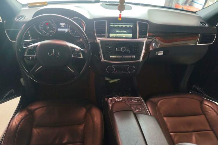 Used Mercedes-Benz M-Class 2014 ML 400 4MATIC Luxury Model Center Console
