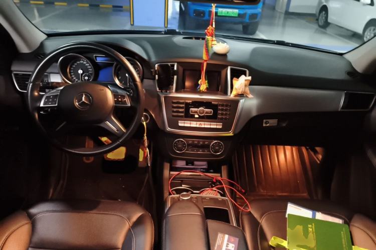 Used Mercedes-Benz M-Class 2014 ML 320 4MATIC Center Console