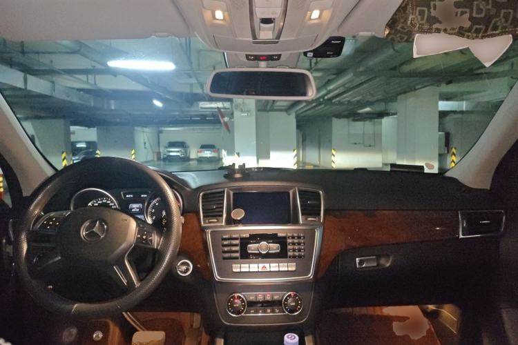 Used Mercedes-Benz M-Class 2014 ML 400 4MATIC Dynamic Model Center Console