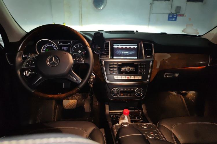 Used Mercedes-Benz M-Class 2014 ML 400 4MATIC Luxury Model Center Console