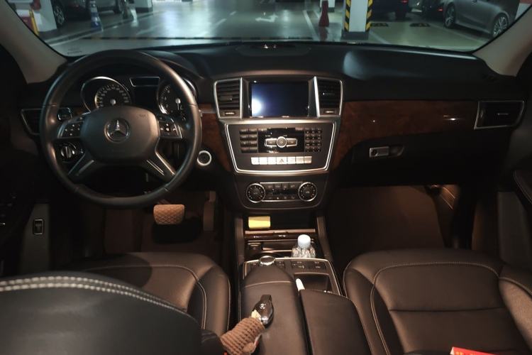 Used Mercedes-Benz M-Class 2014 ML 400 4MATIC Dynamic Model Center Console