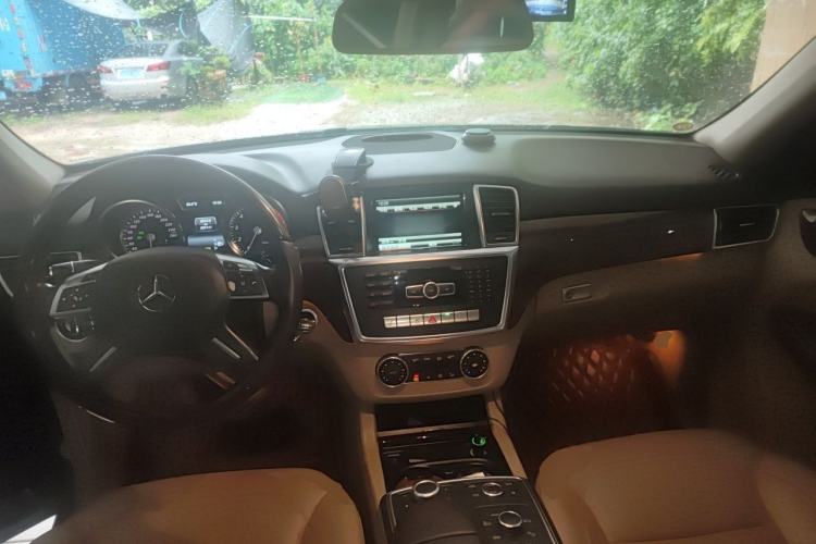 Used Mercedes-Benz M-Class 2014 ML 400 4MATIC Luxury Model Center Console