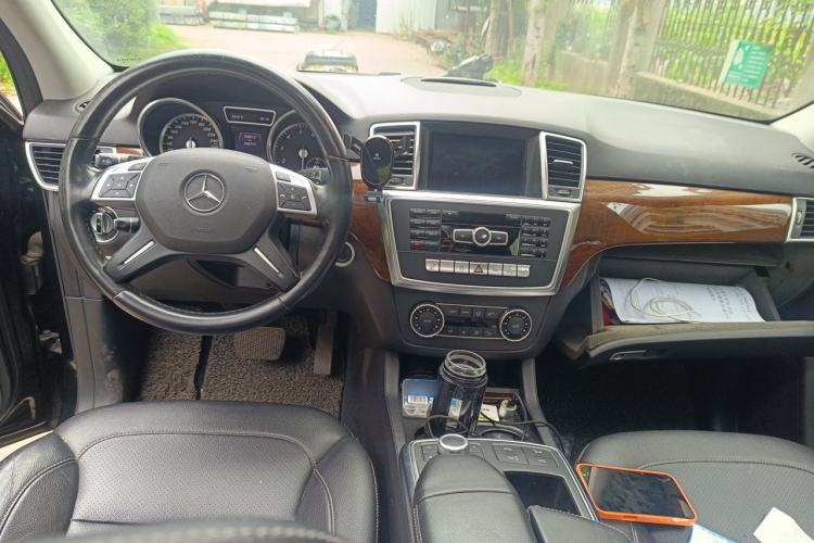 Used Mercedes-Benz M-Class 2014 ML 400 4MATIC Dynamic Model Center Console
