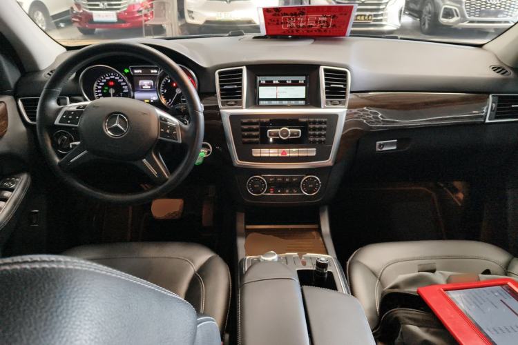 Used Mercedes-Benz M-Class 2014 ML 350 CDI 4MATIC Center Console