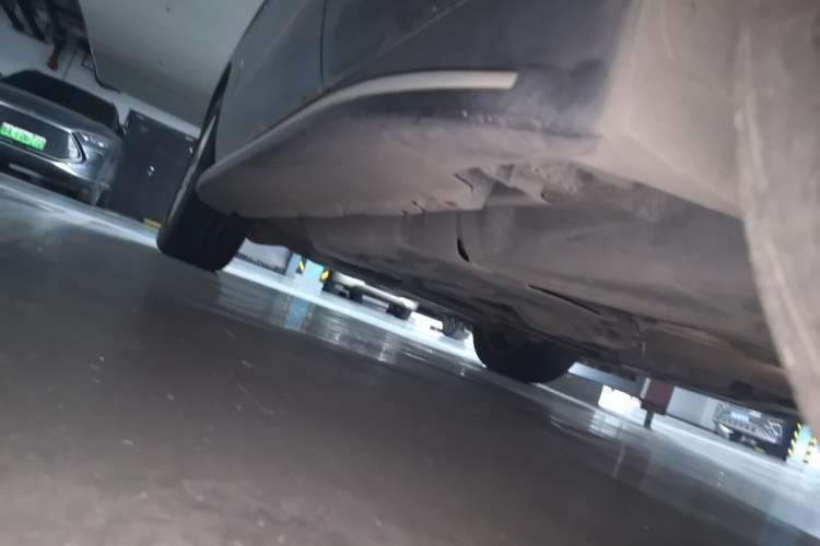 Used Mercedes-Benz M-Class 2014 ML 320 4MATIC Chassis Rear Left
