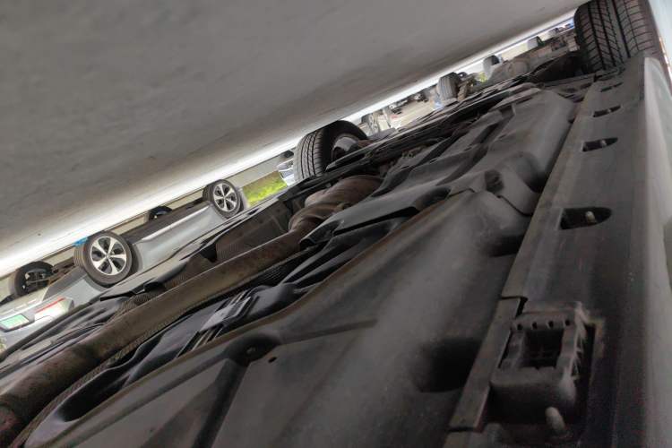 Used Mercedes-Benz M-Class 2014 ML 320 4MATIC Chassis Rear Left