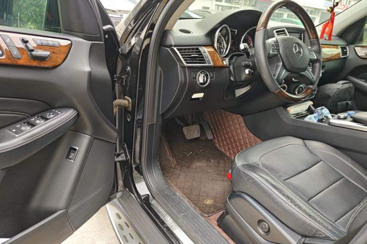 Used Mercedes-Benz M-Class 2014 ML 400 4MATIC Luxury Model Driver Seat
