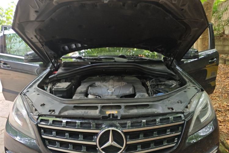 Used Mercedes-Benz M-Class 2014 ML 400 4MATIC Luxury Model Engine Bay