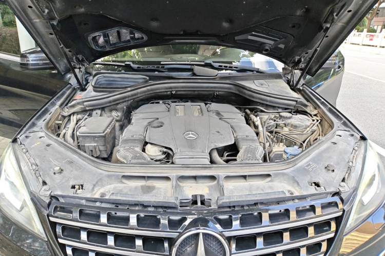 Used Mercedes-Benz M-Class 2014 ML 400 4MATIC Luxury Model Engine Bay