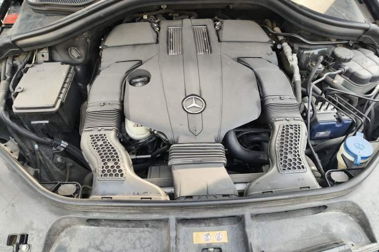 Used Mercedes-Benz M-Class 2014 ML 400 4MATIC Dynamic Model Engine Bay