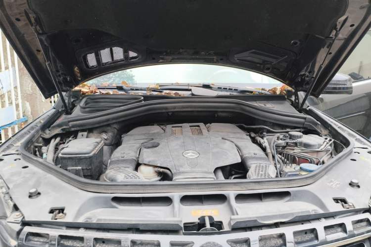 Used Mercedes-Benz M-Class 2014 ML 320 4MATIC Engine Bay