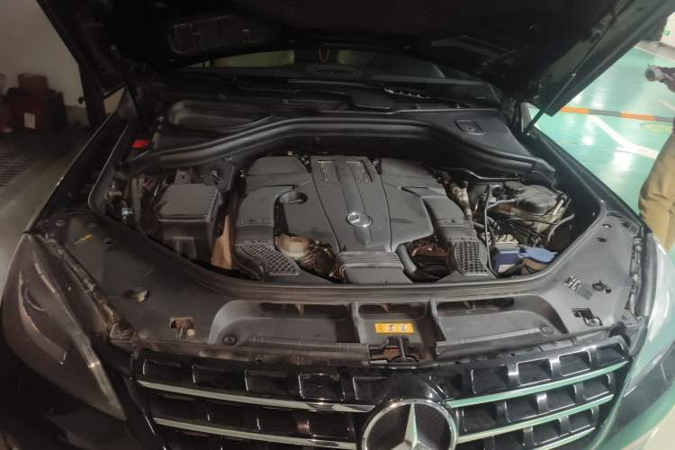 Used Mercedes-Benz M-Class 2014 ML 400 4MATIC Dynamic Model Engine Bay