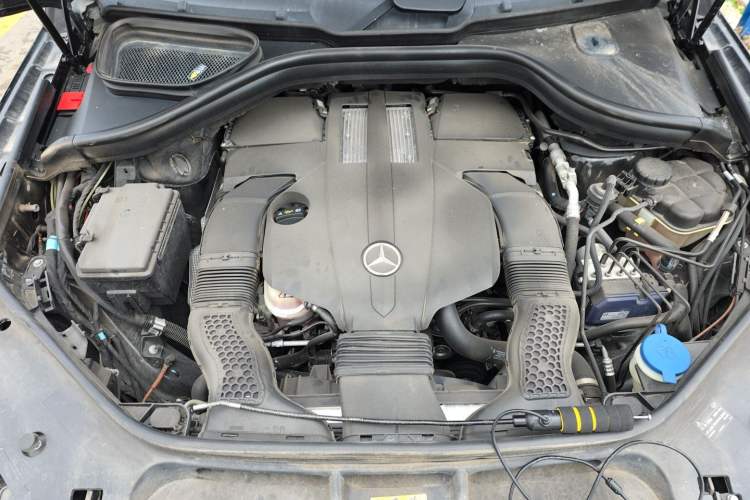 Used Mercedes-Benz M-Class 2014 ML 400 4MATIC Luxury Model Engine Bay