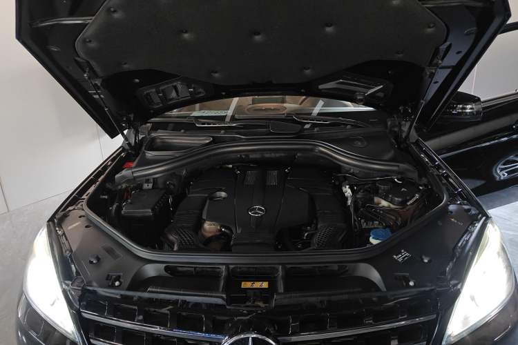 Used Mercedes-Benz M-Class 2014 ML 320 4MATIC Engine Bay