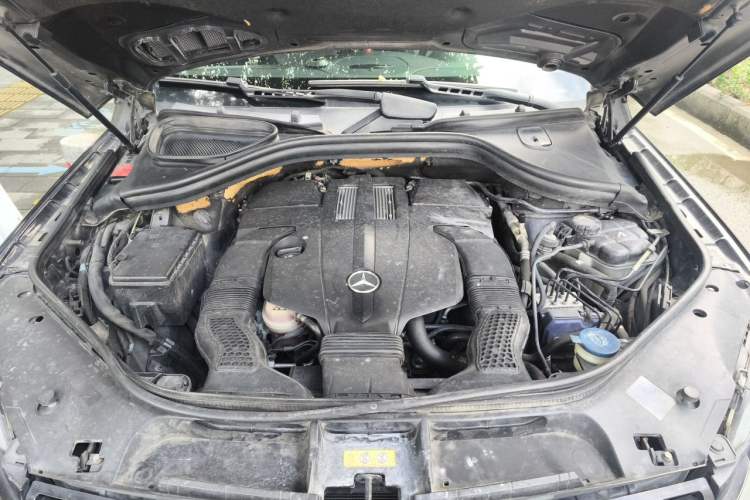 Used Mercedes-Benz M-Class 2014 ML 400 4MATIC Dynamic Model Engine Bay