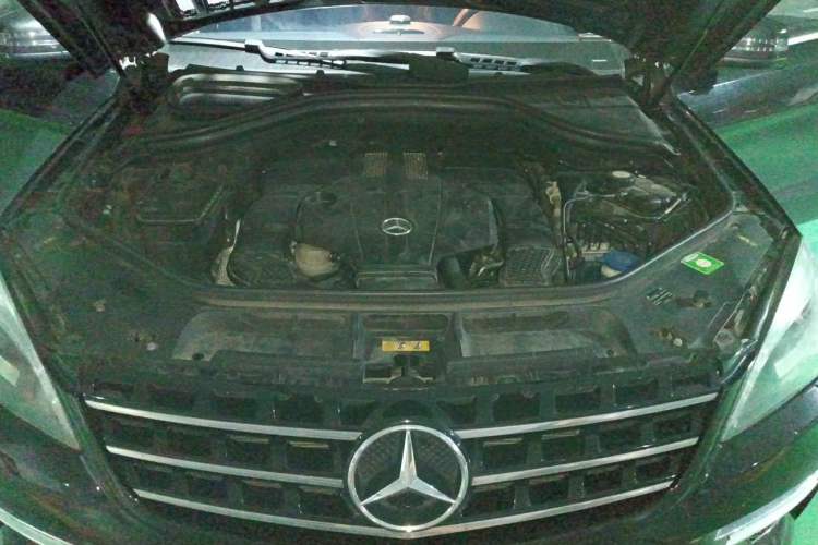 Used Mercedes-Benz M-Class 2014 ML 400 4MATIC Luxury Model Engine Bay