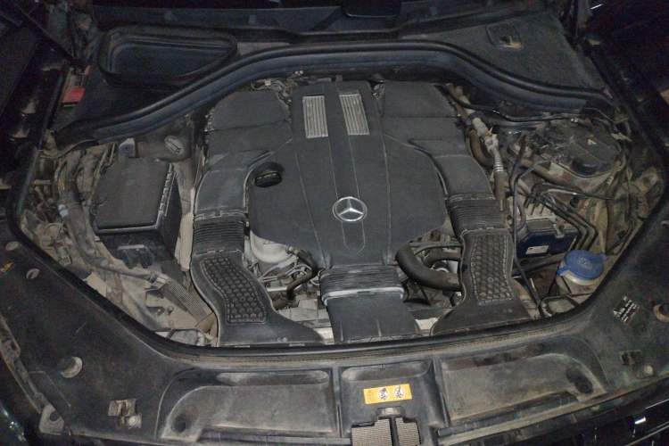 Used Mercedes-Benz M-Class 2014 ML 400 4MATIC Luxury Model Engine Bay